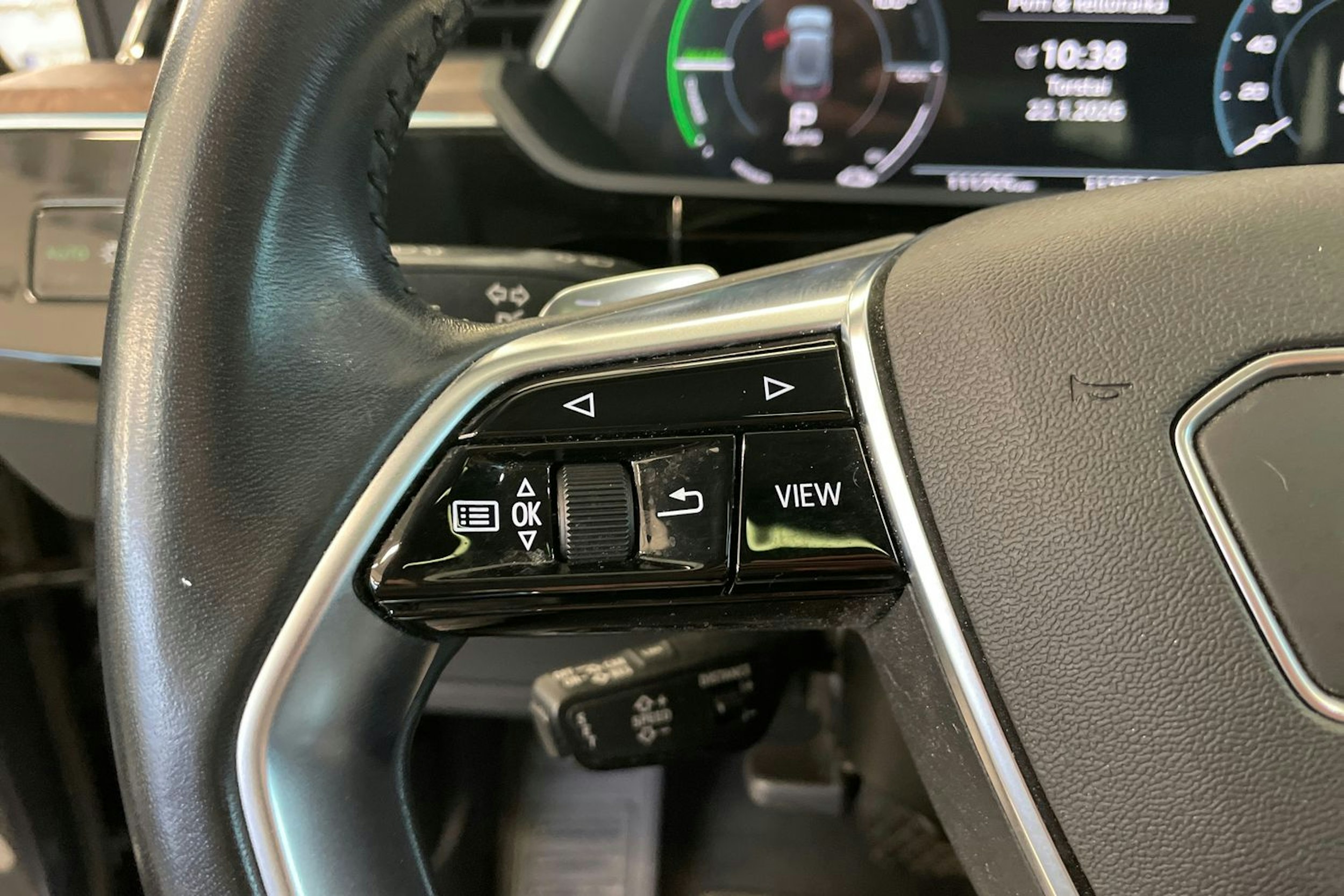 Harmaa Audi e-tron 2020 kuva 18.