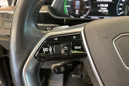 Harmaa Audi e-tron 2020 kuva 18.