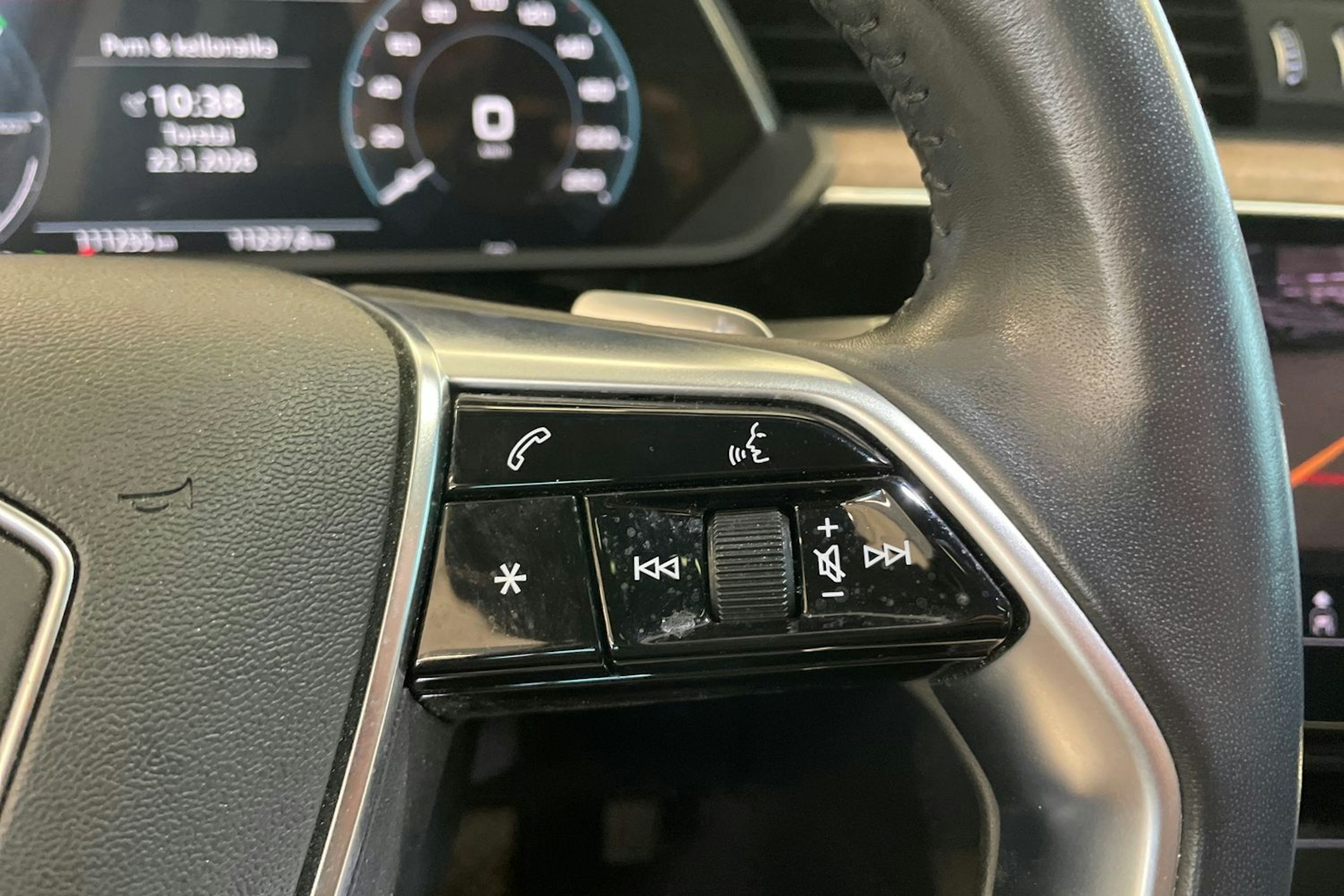 Harmaa Audi e-tron 2020 kuva 19.