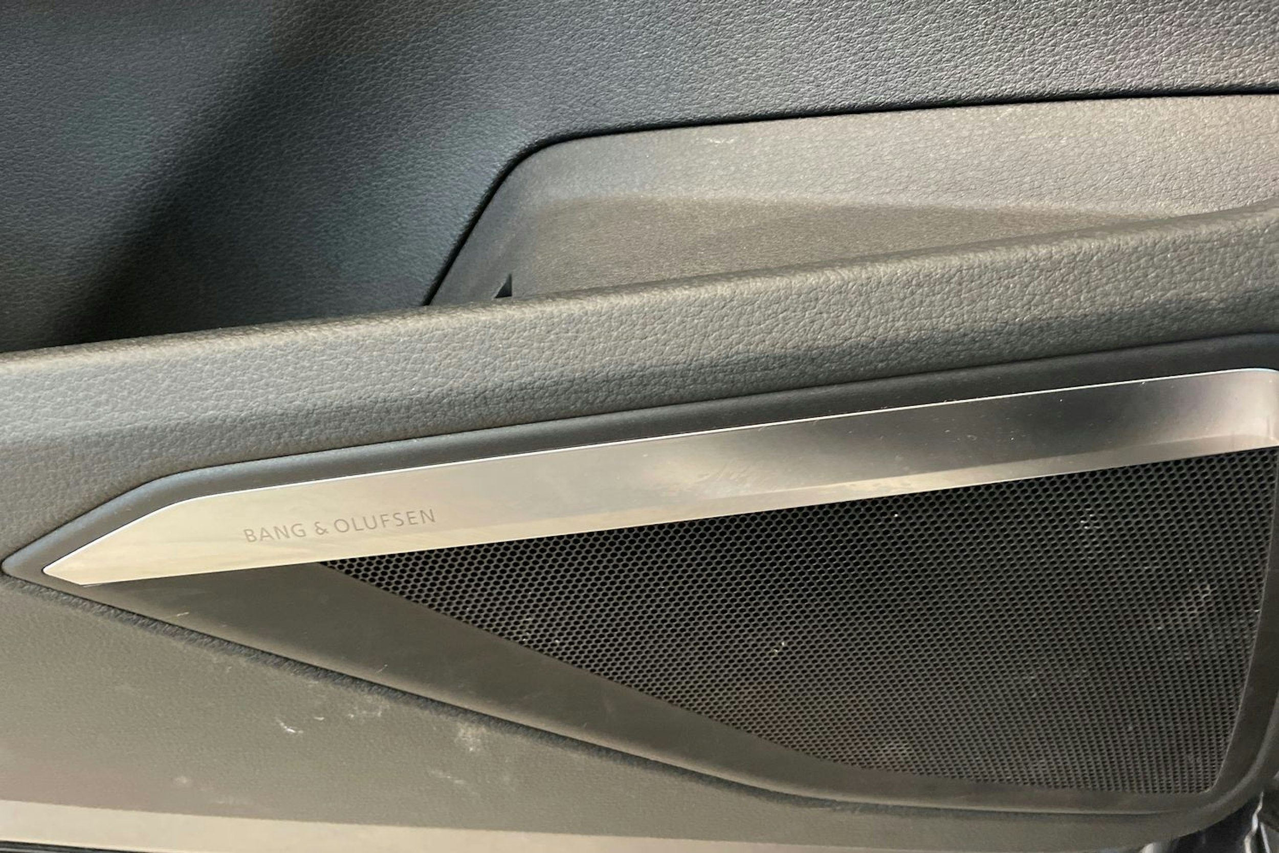 Harmaa Audi e-tron 2020 kuva 20.