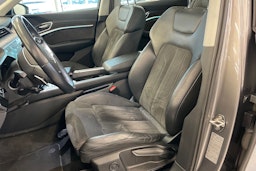 Harmaa Audi e-tron 2020 kuva 21.