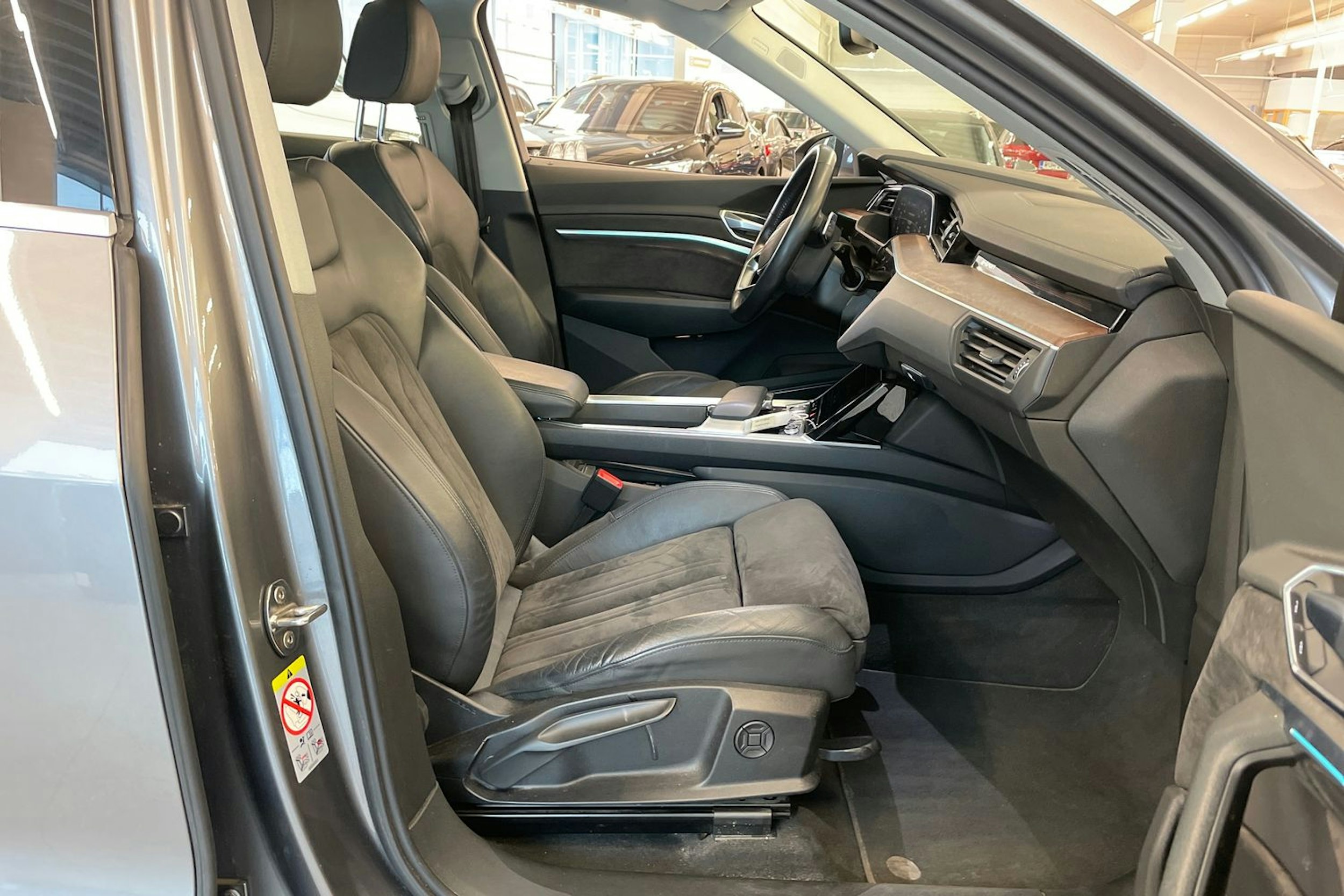 Harmaa Audi e-tron 2020 kuva 22.