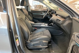 Harmaa Audi e-tron 2020 kuva 22.