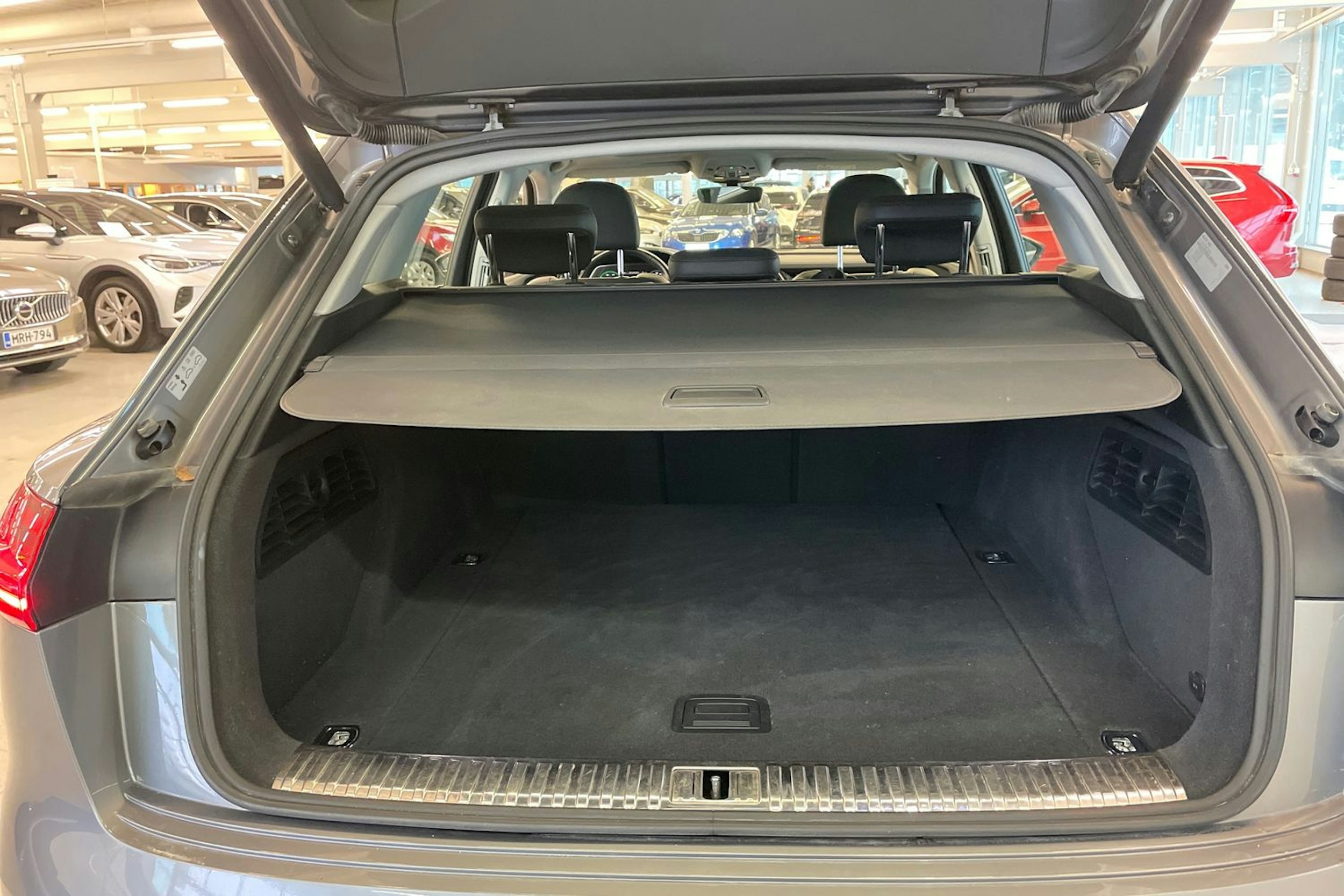 Harmaa Audi e-tron 2020 kuva 23.