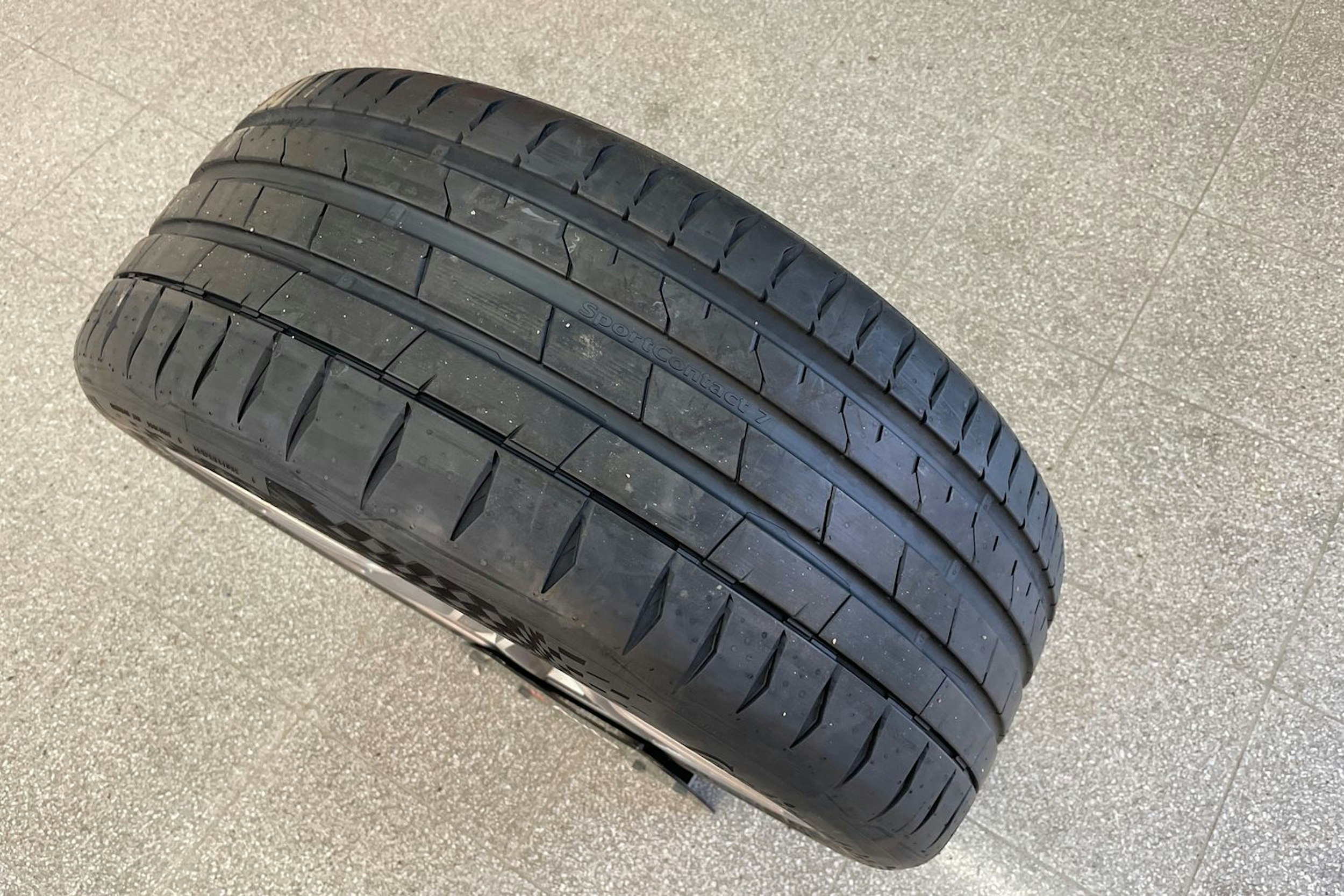 Harmaa Audi e-tron 2020 kuva 25.