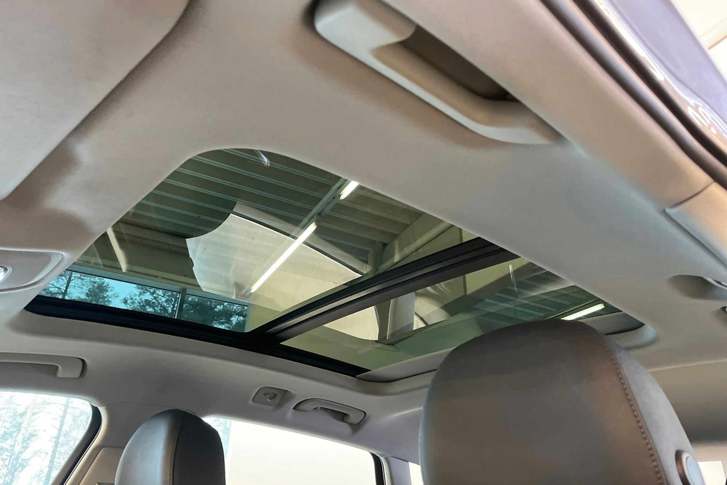 Harmaa Audi e-tron 2020 kuva 26.