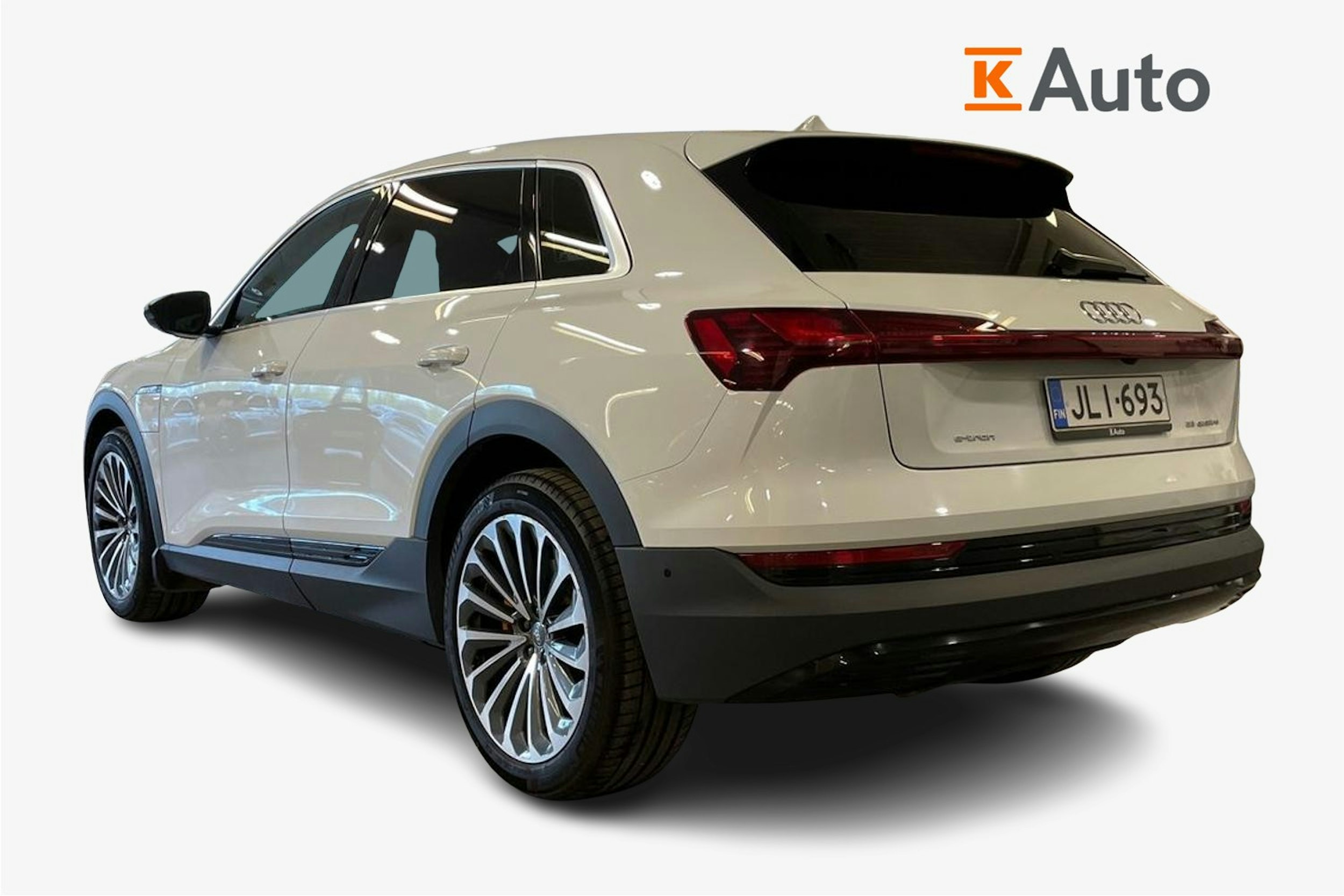 Valkoinen Audi e-tron 2020 kuva 2.