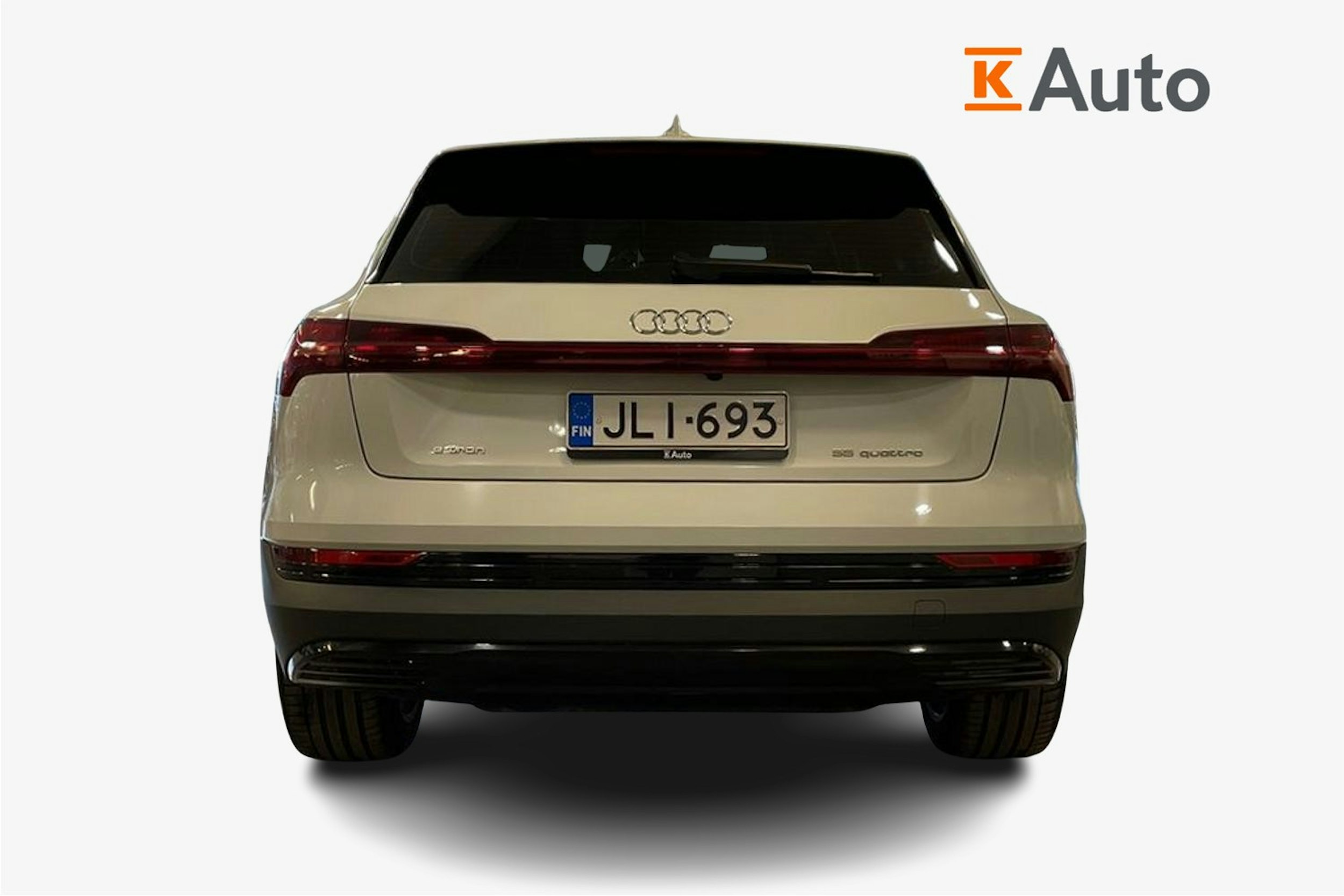 Valkoinen Audi e-tron 2020 kuva 3.