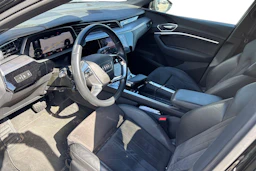 musta Audi e-tron 2020 kuva 3.