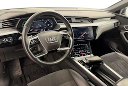 Harmaa Audi e-tron 2020 kuva 6.
