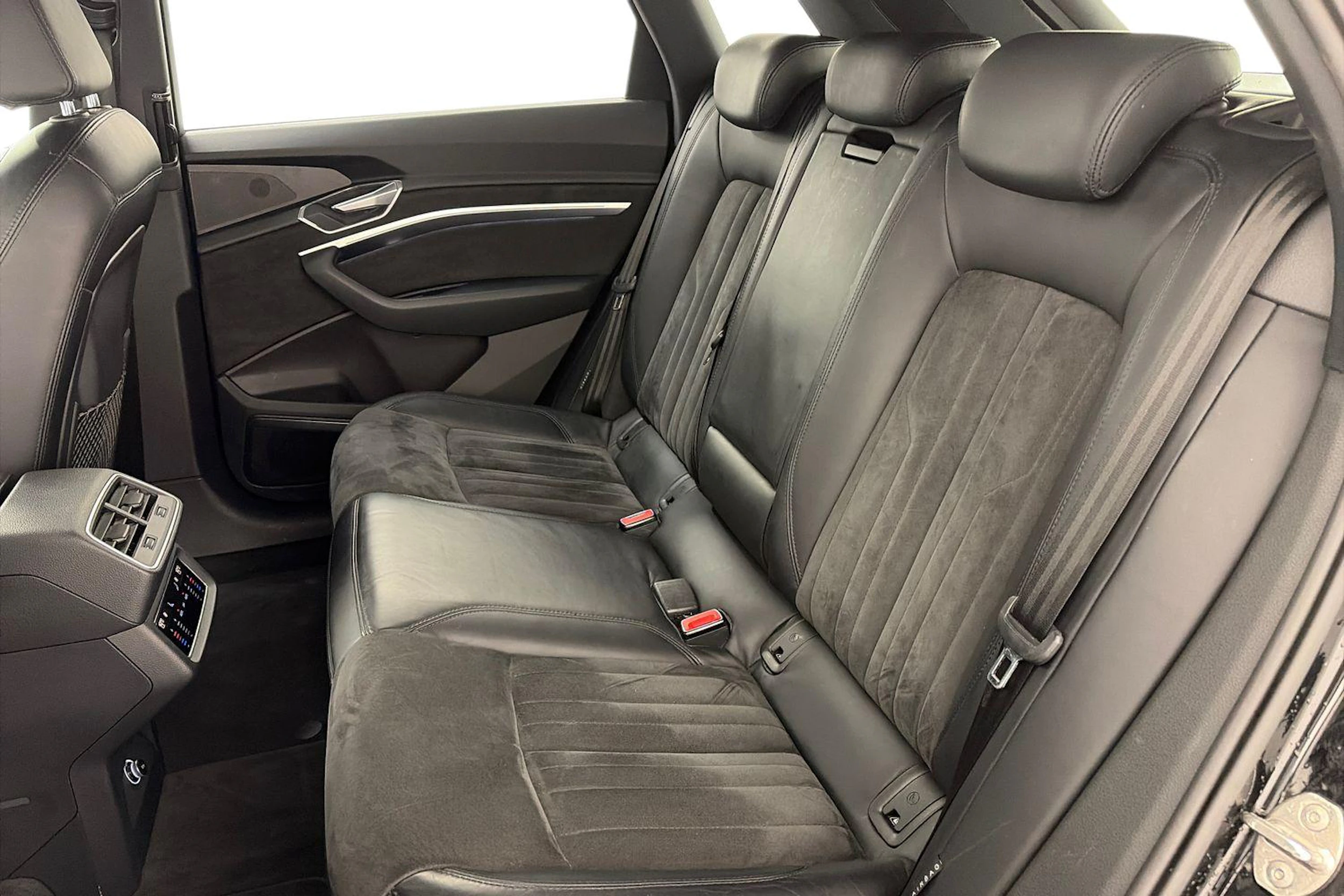 Harmaa Audi e-tron 2020 kuva 8.