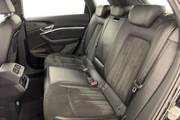 Harmaa Audi e-tron 2020 kuva 8.