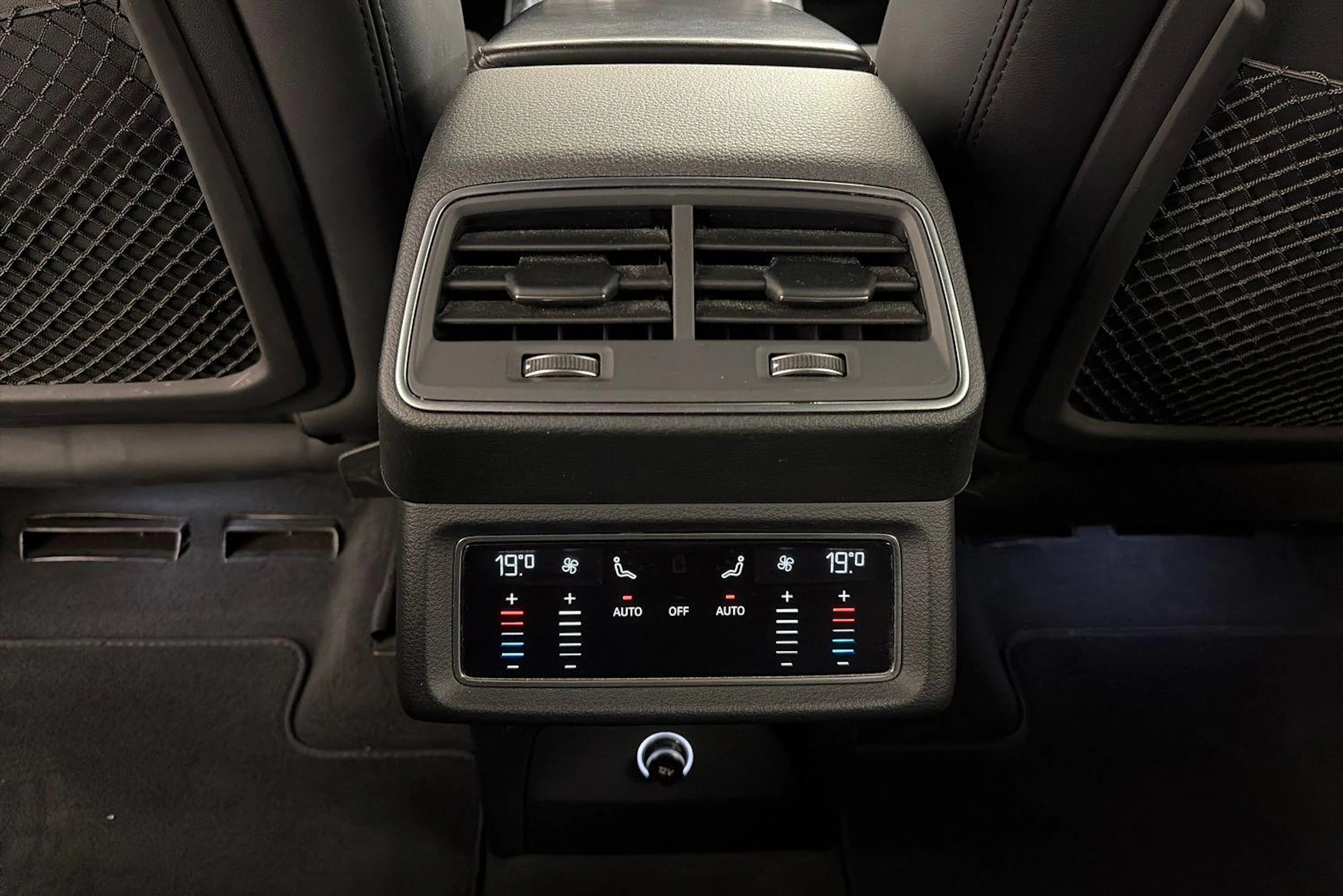 Harmaa Audi e-tron 2020 kuva 9.