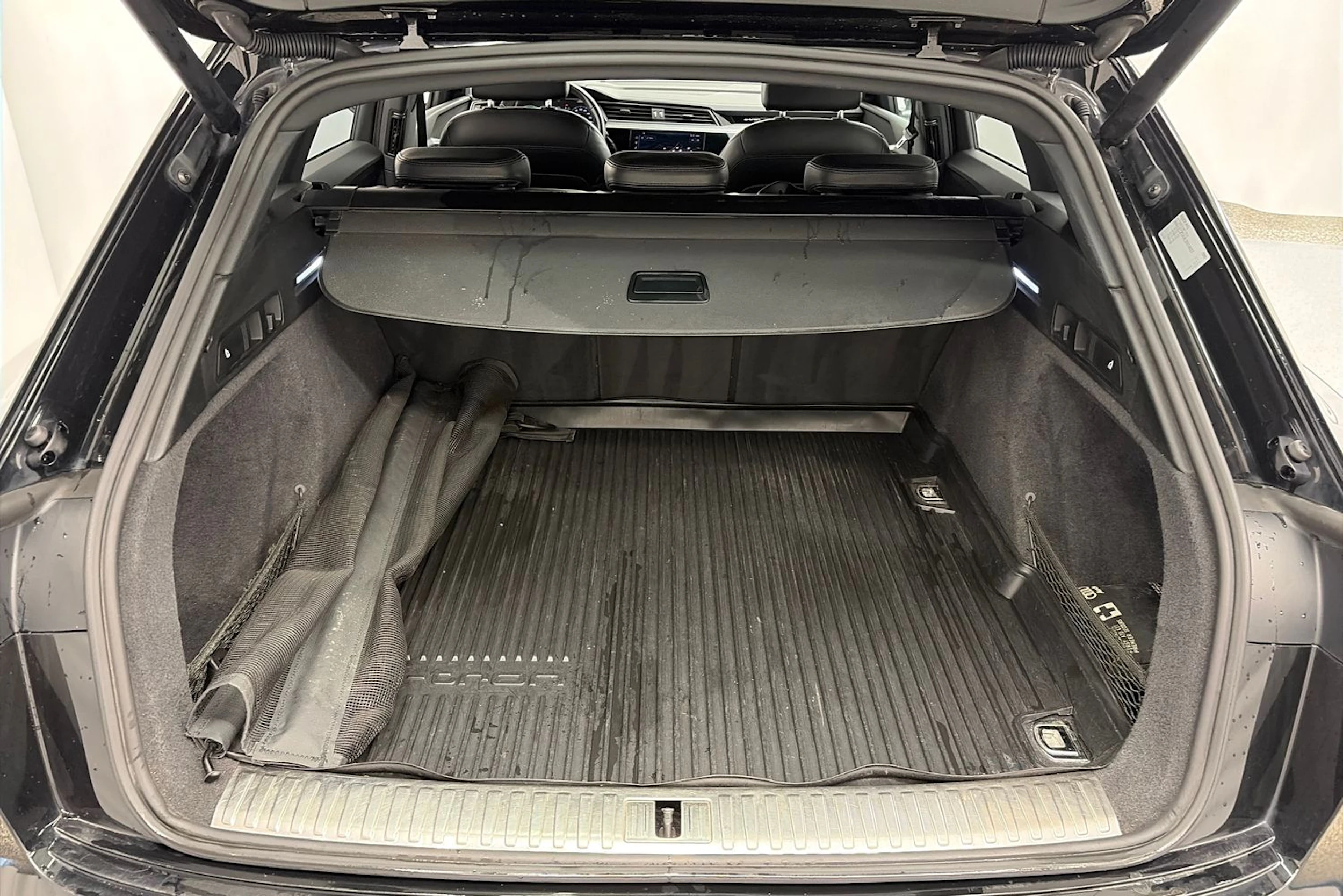 Harmaa Audi e-tron 2020 kuva 11.