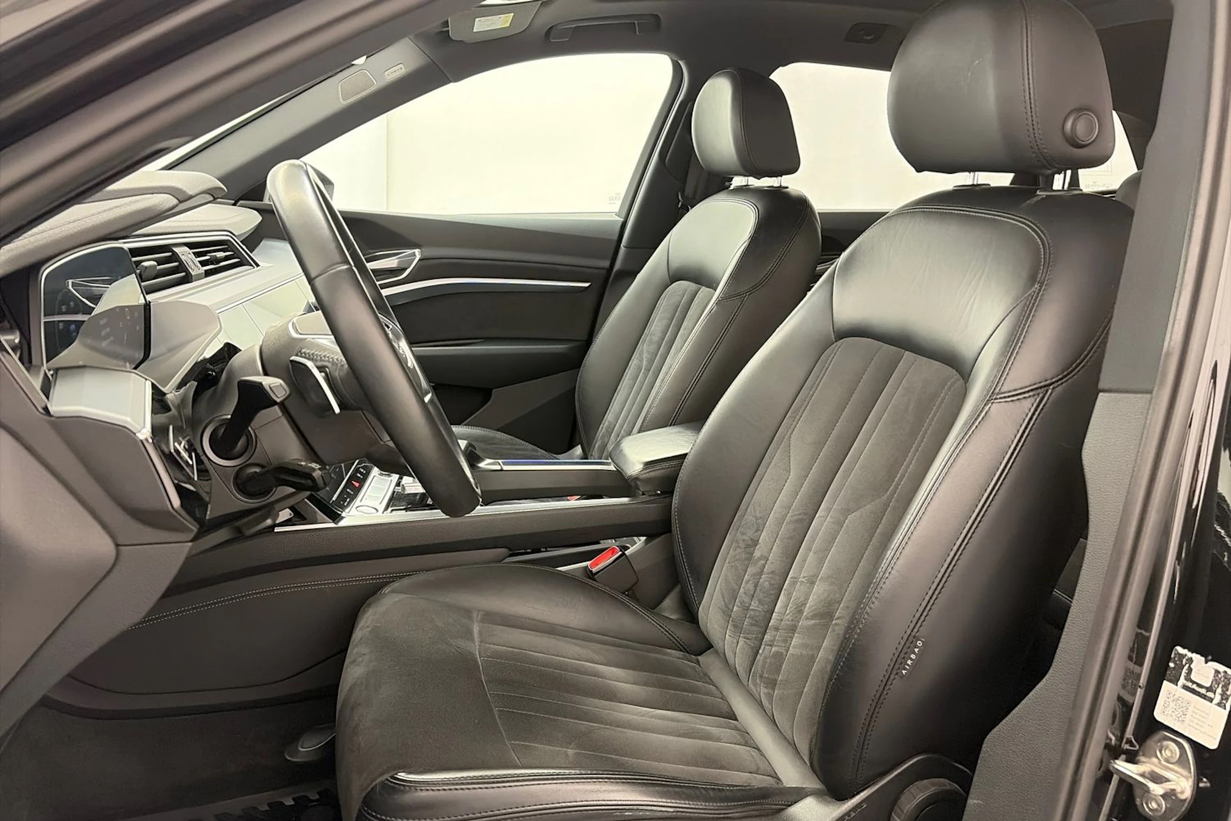 Harmaa Audi e-tron 2020 kuva 13.