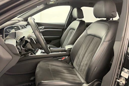 Harmaa Audi e-tron 2020 kuva 13.