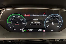 Harmaa Audi e-tron 2020 kuva 14.
