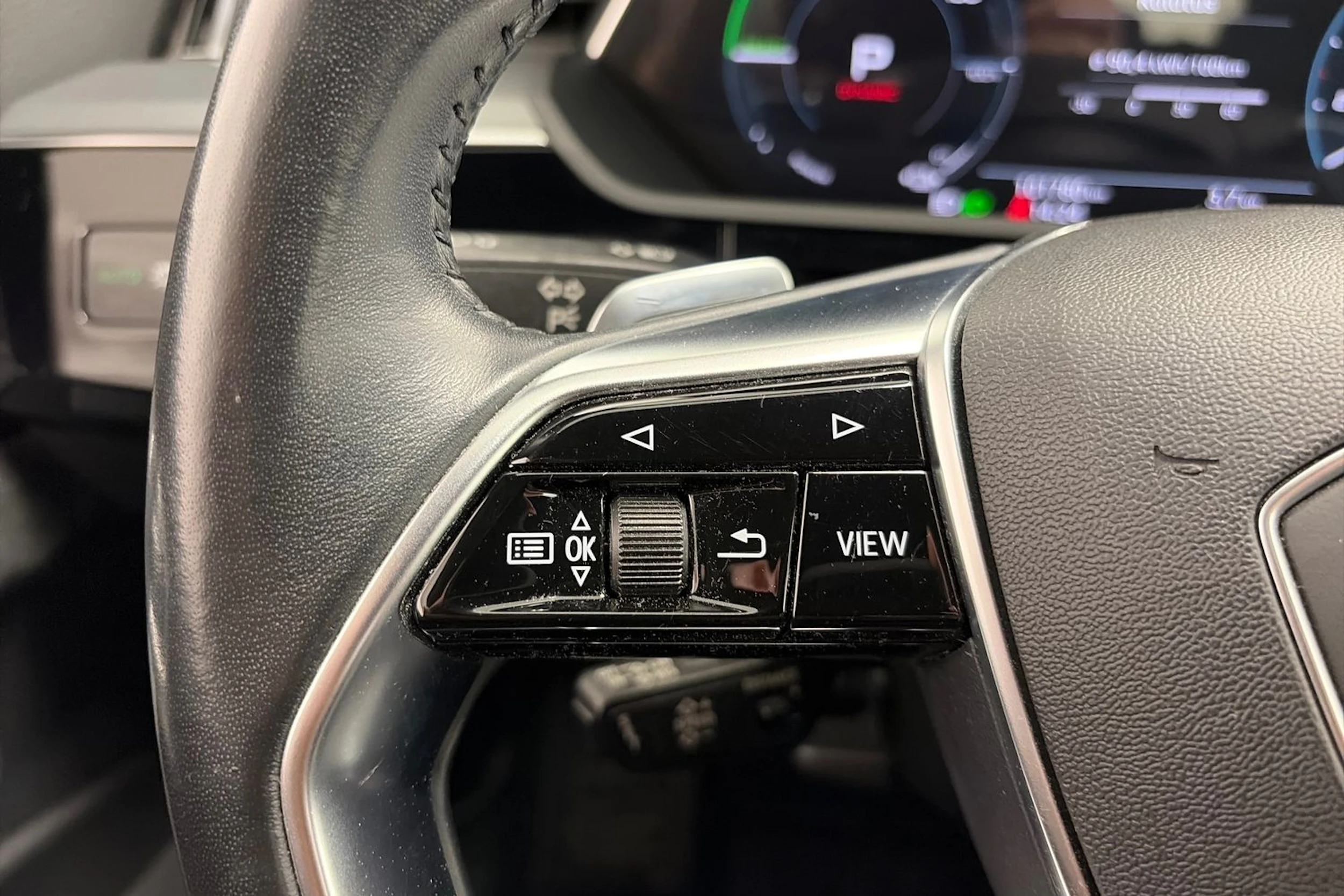 Harmaa Audi e-tron 2020 kuva 15.