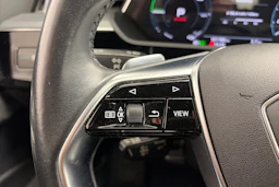 Harmaa Audi e-tron 2020 kuva 15.