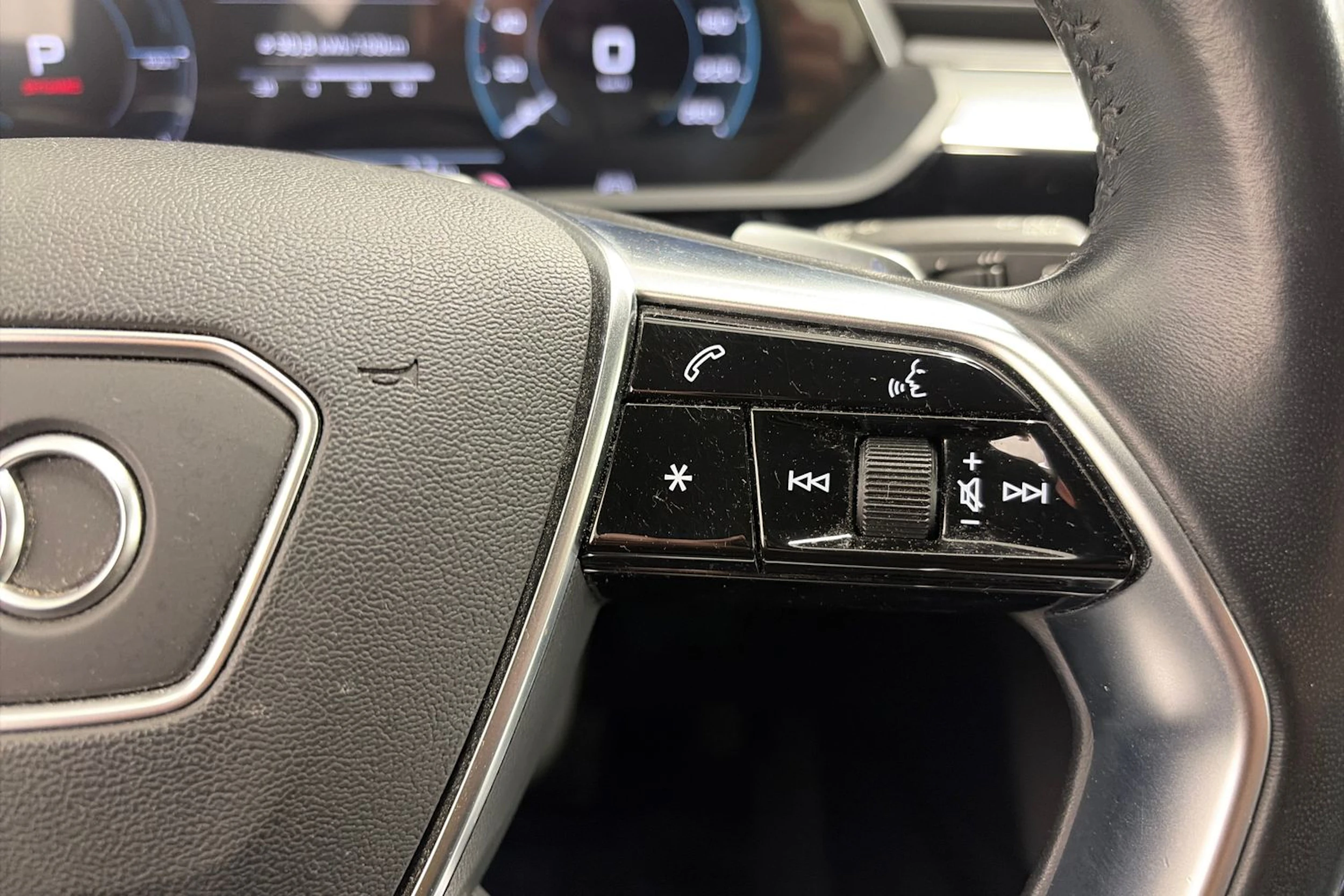 Harmaa Audi e-tron 2020 kuva 16.