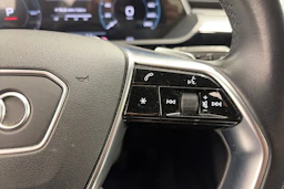 Harmaa Audi e-tron 2020 kuva 16.