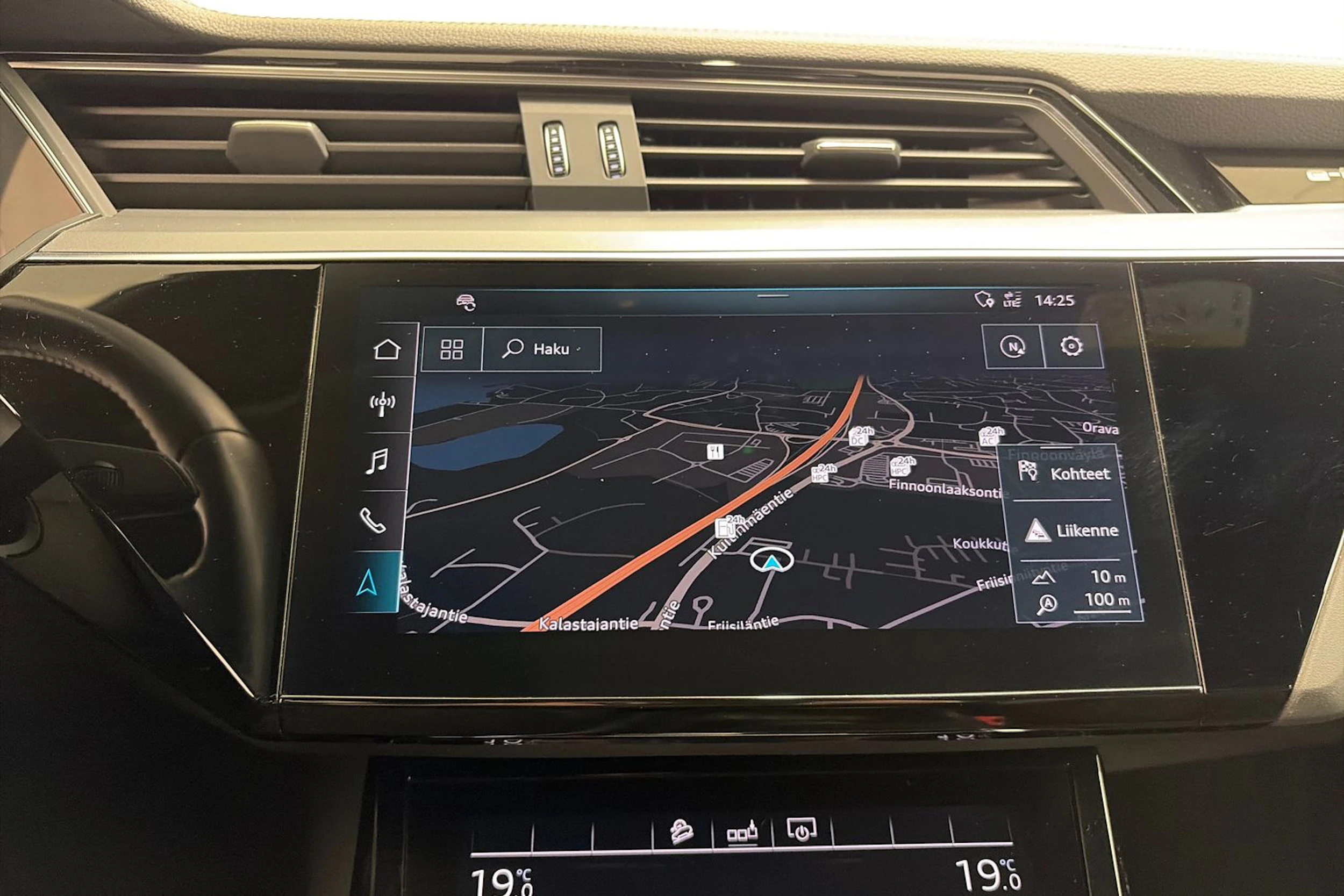 Harmaa Audi e-tron 2020 kuva 18.