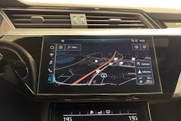 Harmaa Audi e-tron 2020 kuva 18.