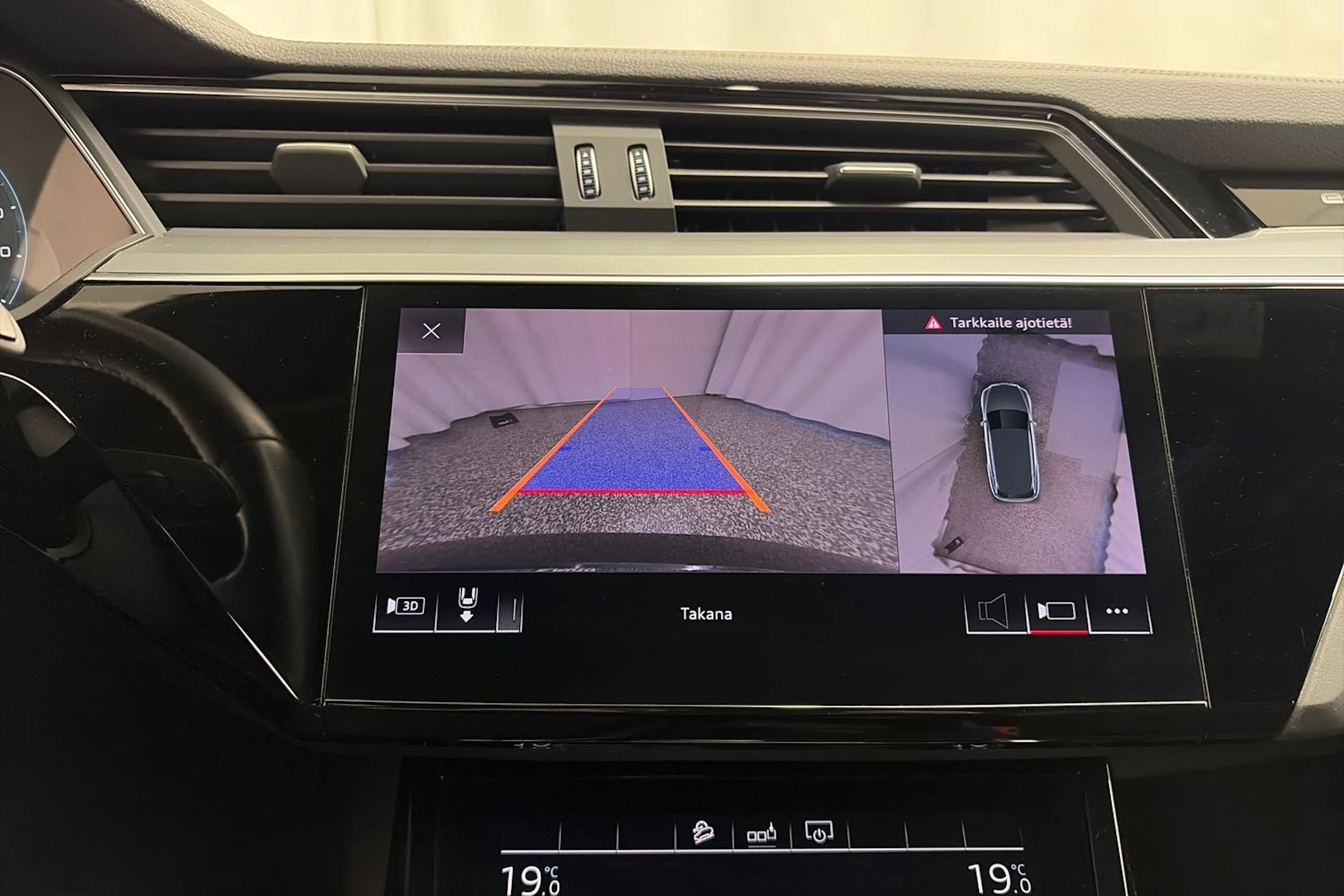 Harmaa Audi e-tron 2020 kuva 19.