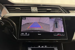 Harmaa Audi e-tron 2020 kuva 19.