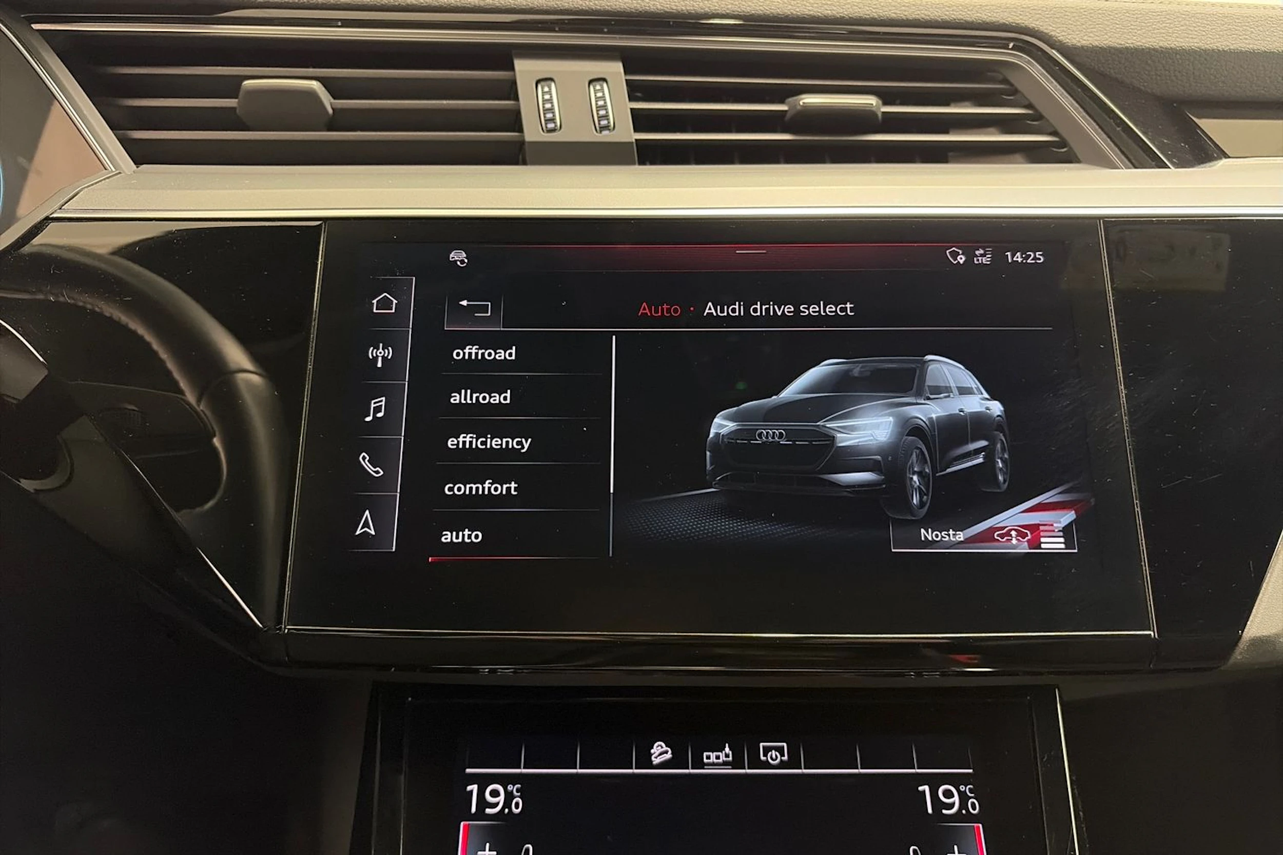 Harmaa Audi e-tron 2020 kuva 21.