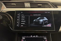 Harmaa Audi e-tron 2020 kuva 21.