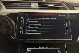 Harmaa Audi e-tron 2020 kuva 22.
