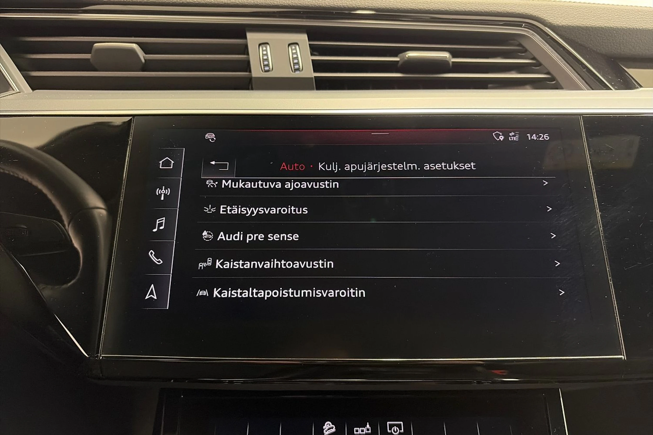 Harmaa Audi e-tron 2020 kuva 23.