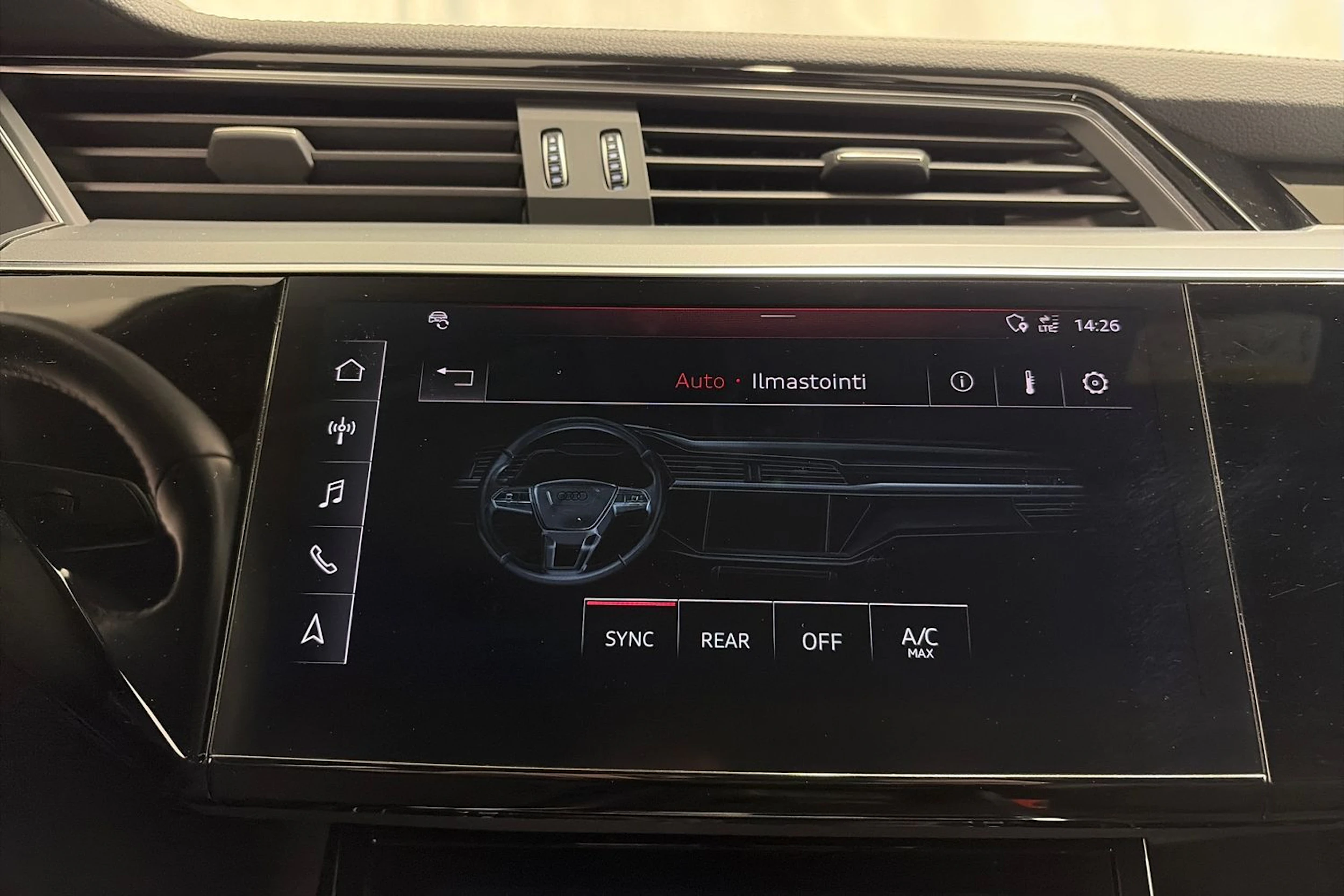 Harmaa Audi e-tron 2020 kuva 24.