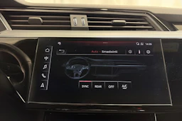 Harmaa Audi e-tron 2020 kuva 24.
