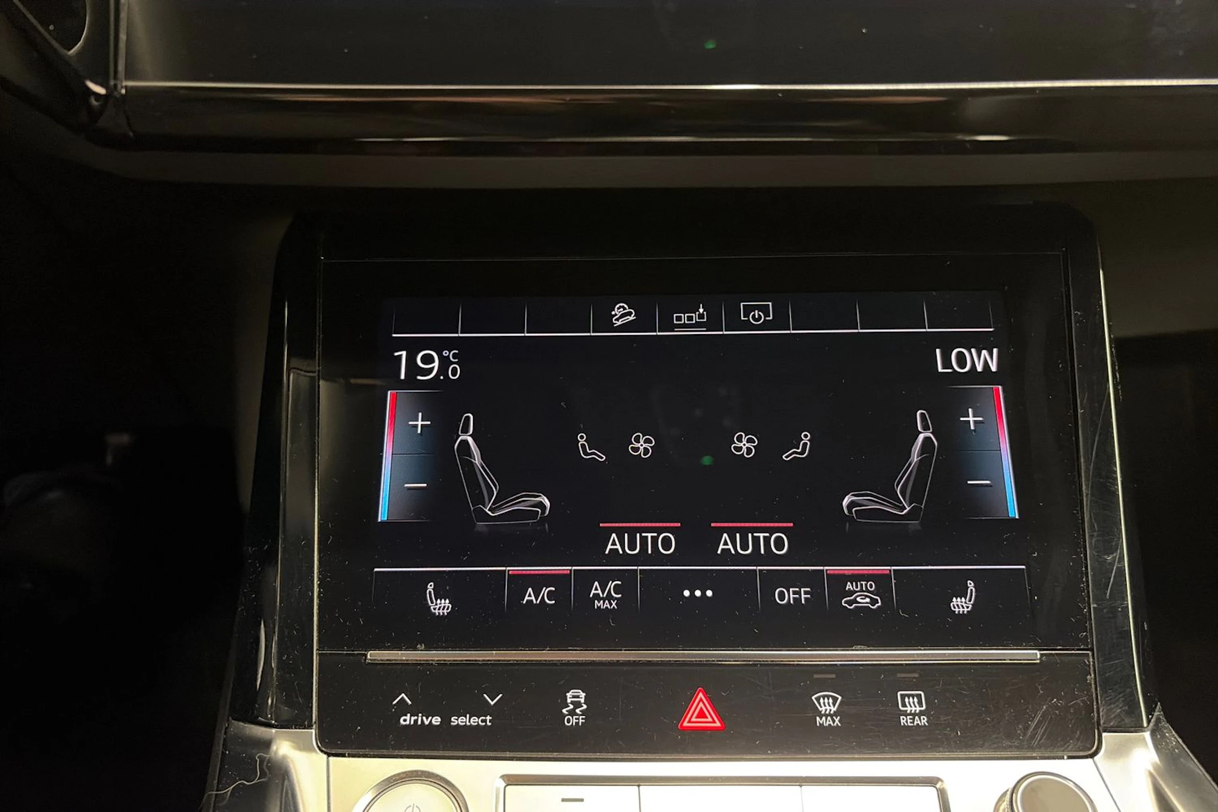 Harmaa Audi e-tron 2020 kuva 26.