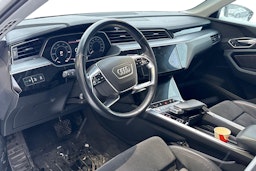 valkoinen Audi e-tron 2020 kuva 3.