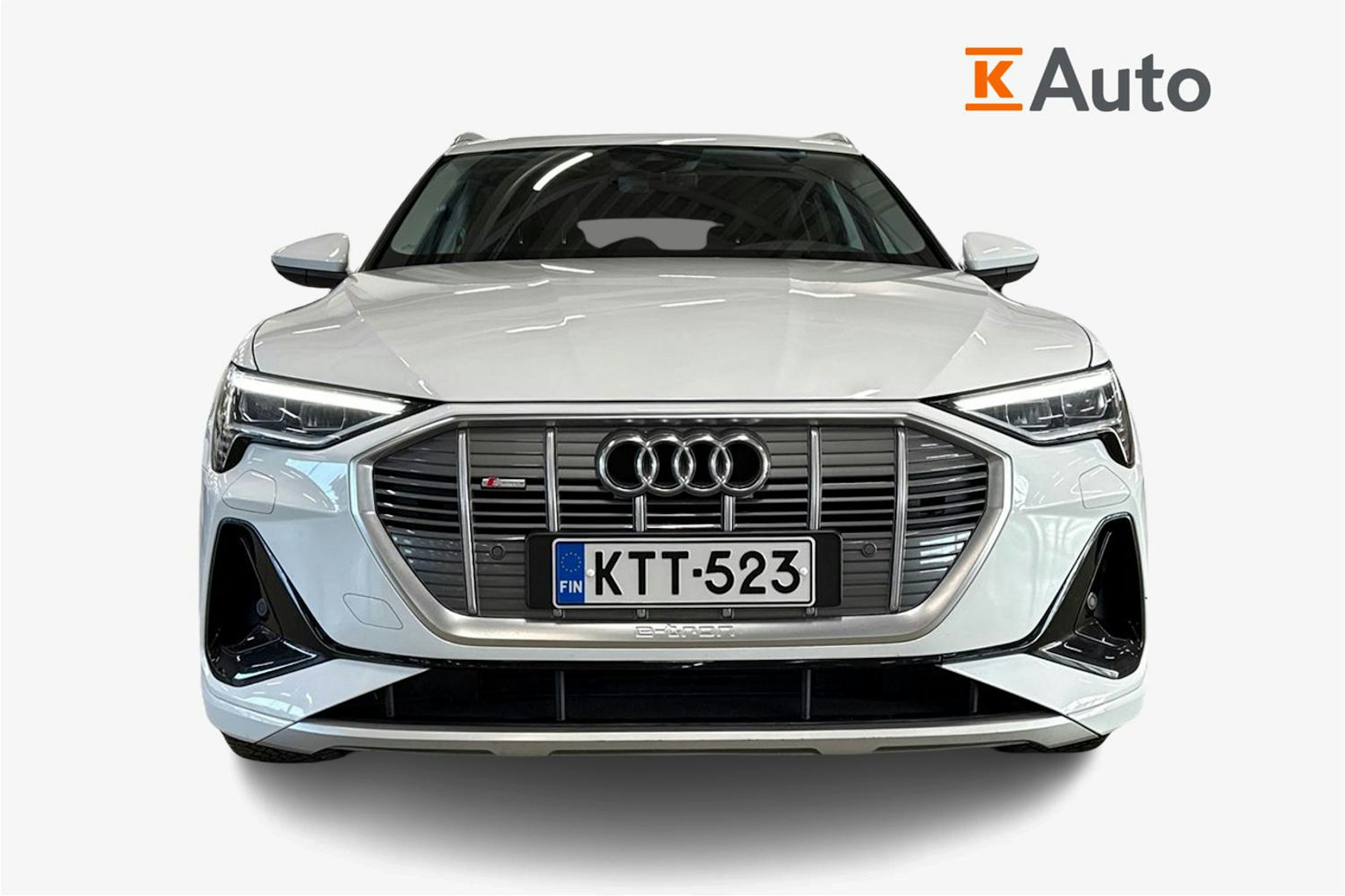 valkoinen Audi e-tron 2020 kuva 5.