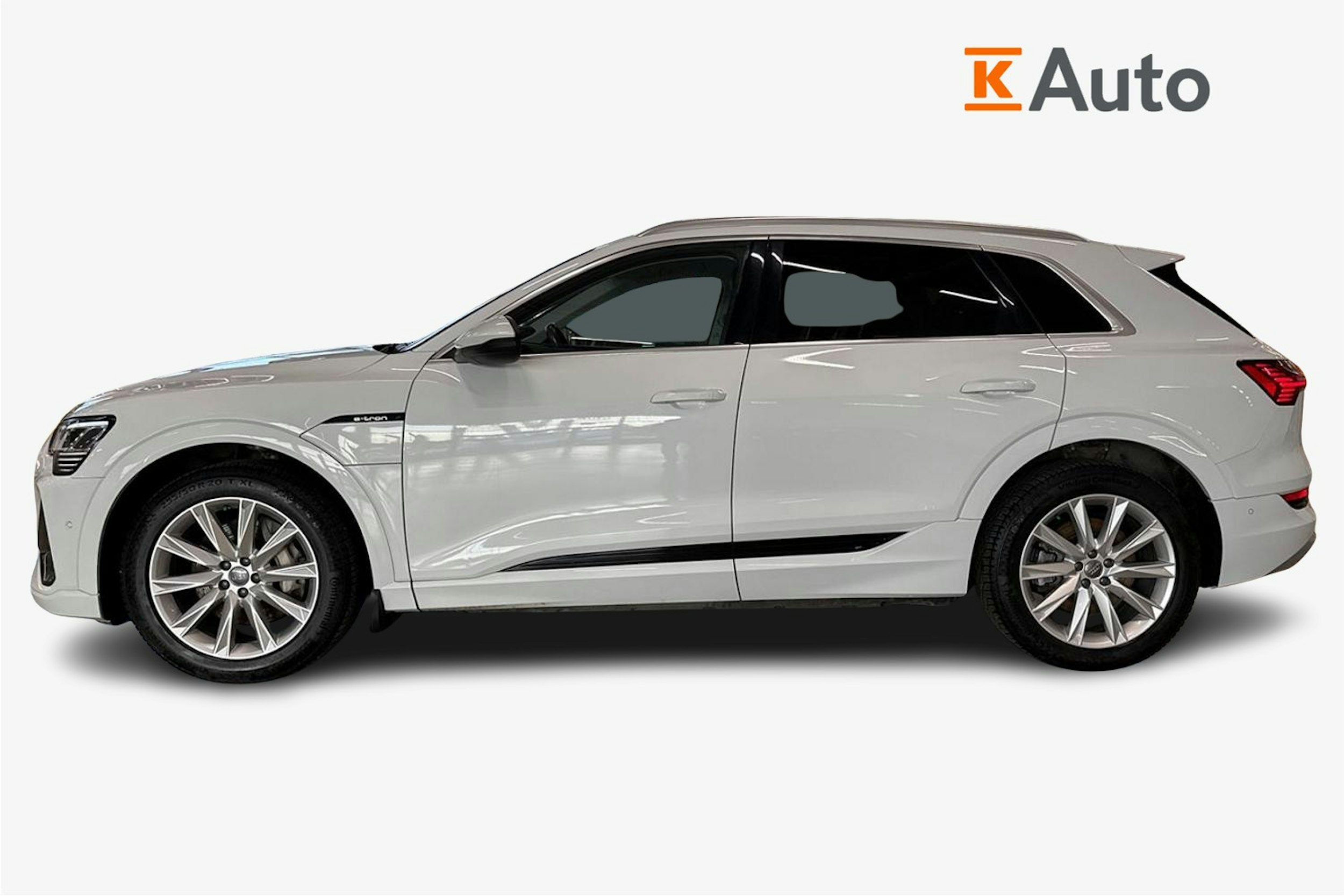 valkoinen Audi e-tron 2020 kuva 6.