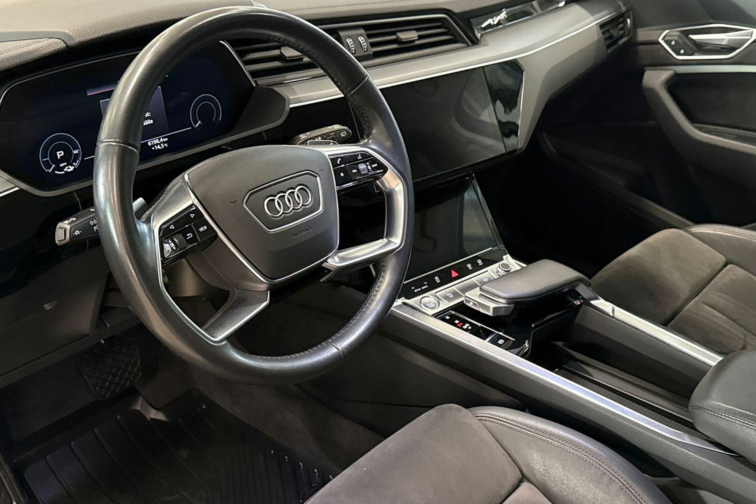 valkoinen Audi e-tron 2020 kuva 7.