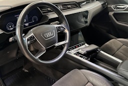 valkoinen Audi e-tron 2020 kuva 7.
