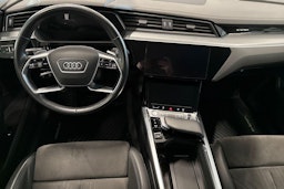 valkoinen Audi e-tron 2020 kuva 9.