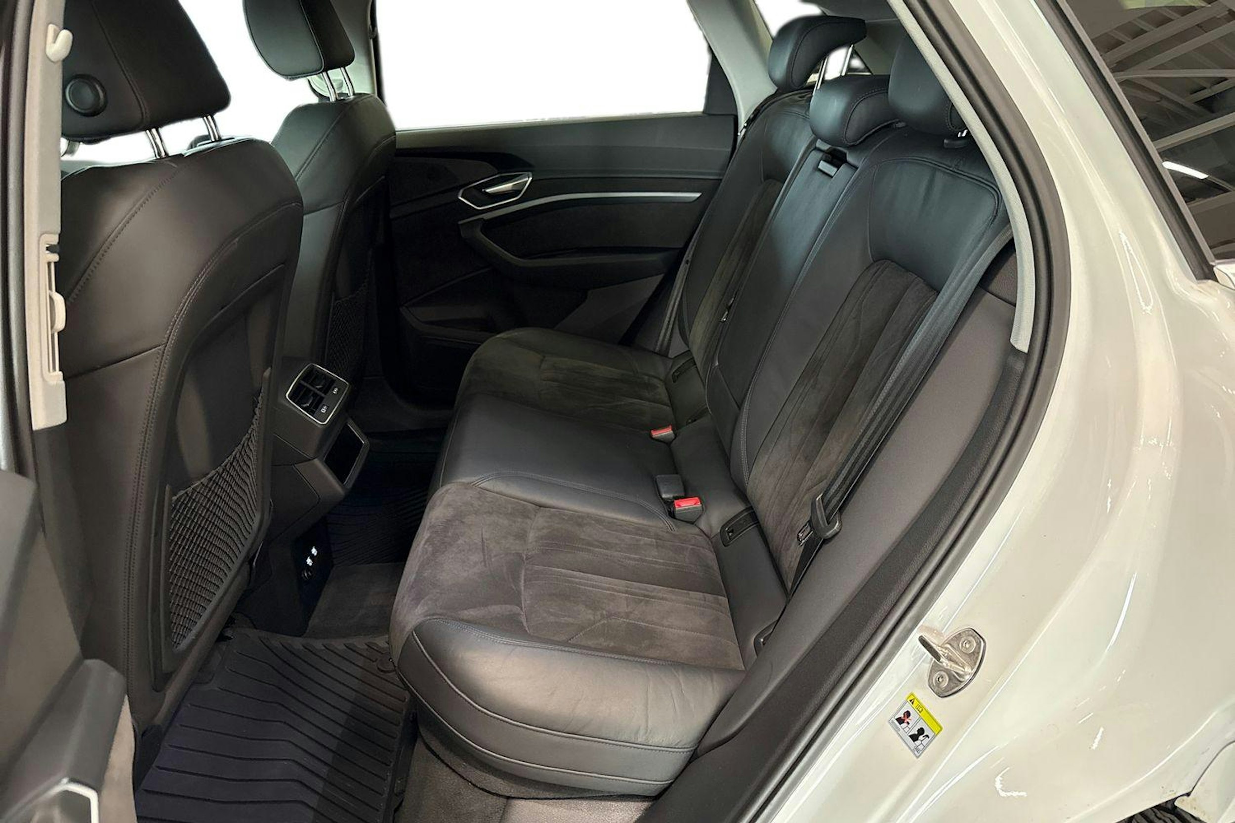 valkoinen Audi e-tron 2020 kuva 10.