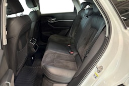 valkoinen Audi e-tron 2020 kuva 10.