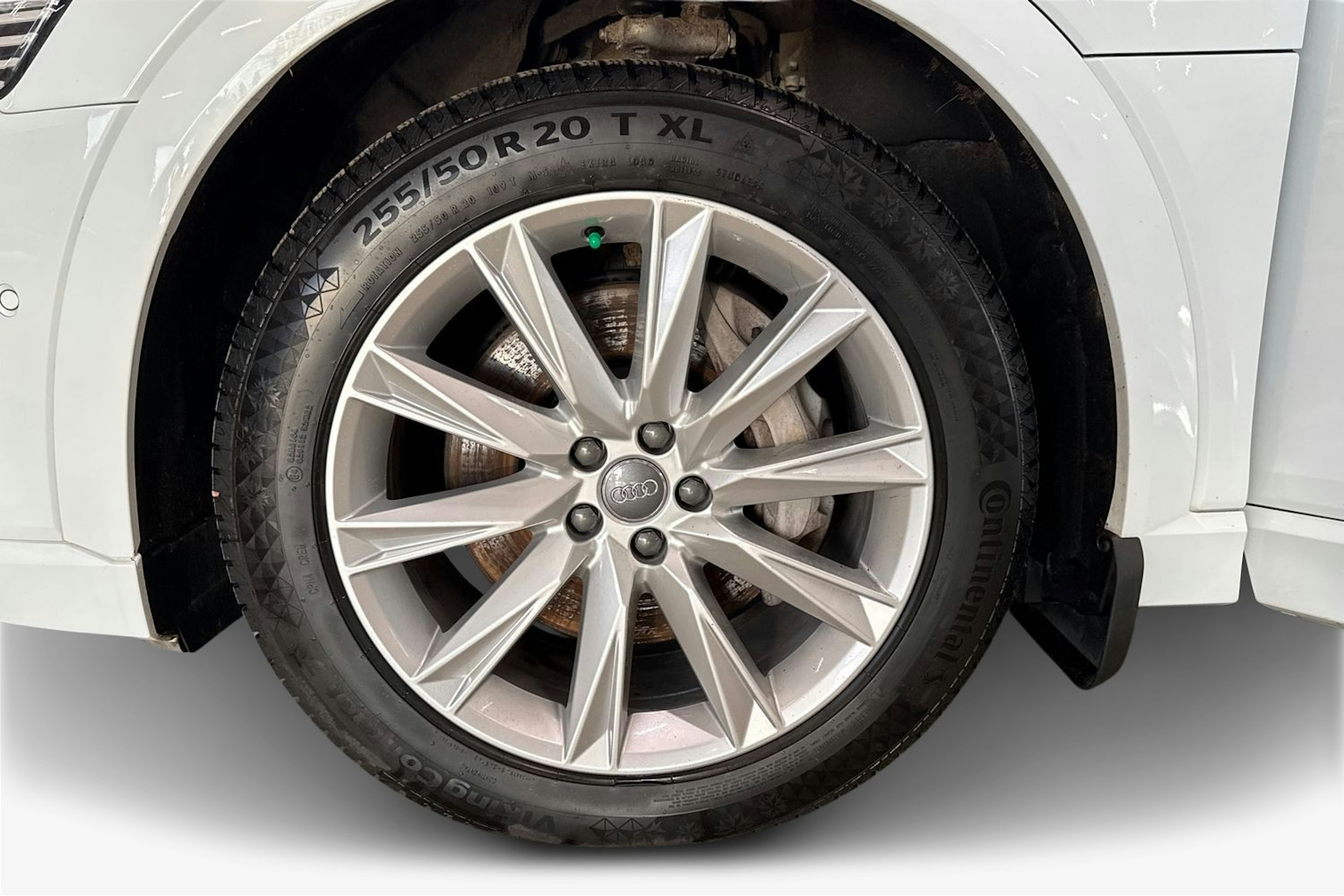 valkoinen Audi e-tron 2020 kuva 11.