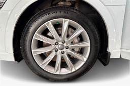 valkoinen Audi e-tron 2020 kuva 11.