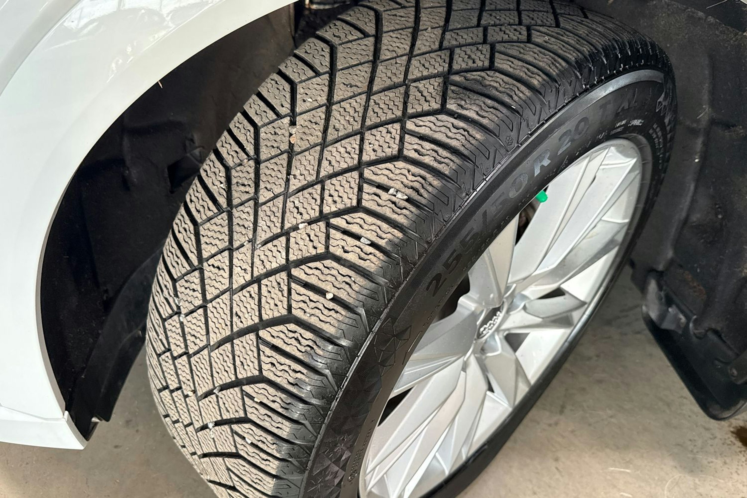 valkoinen Audi e-tron 2020 kuva 13.