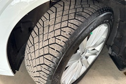 valkoinen Audi e-tron 2020 kuva 13.