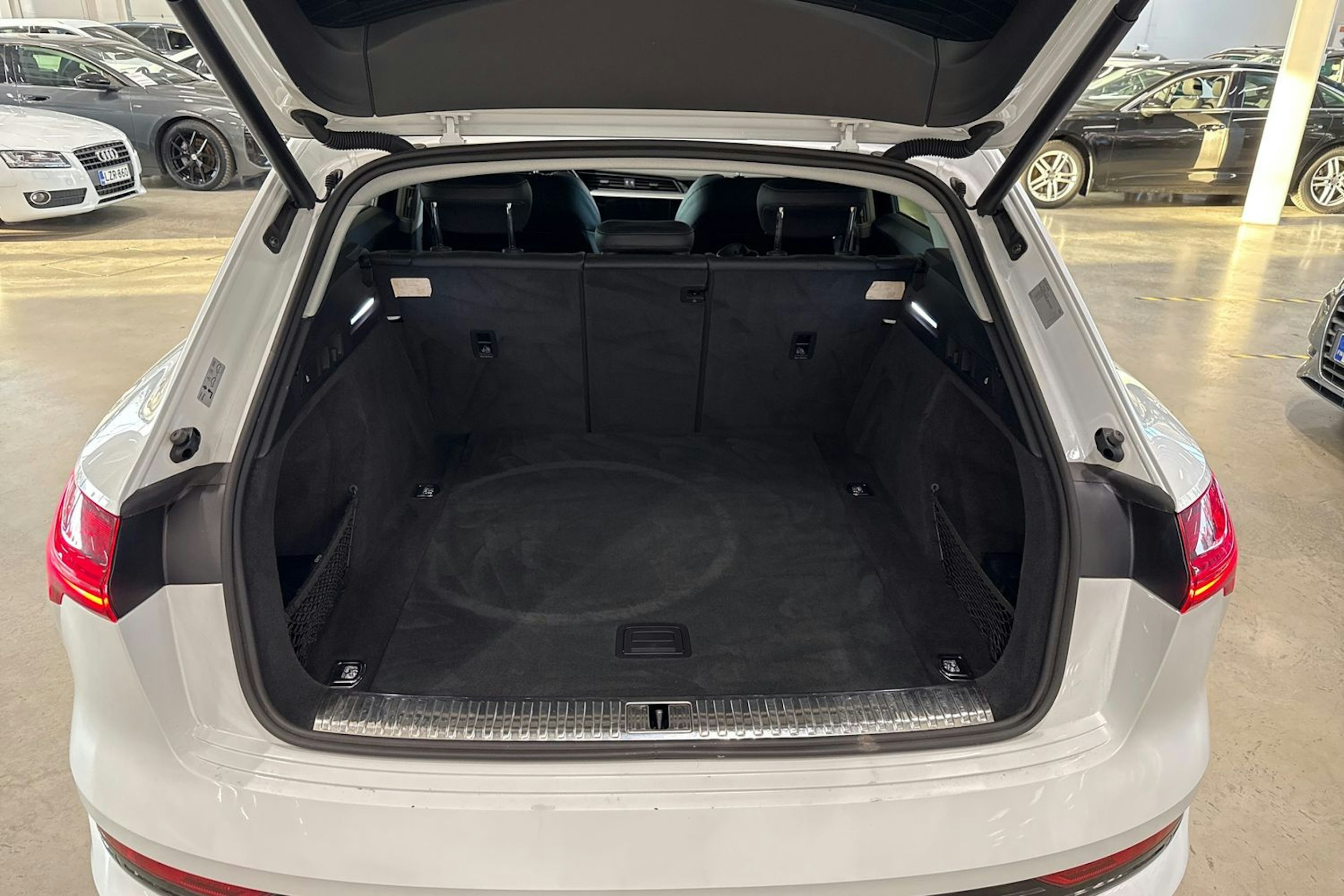 valkoinen Audi e-tron 2020 kuva 14.