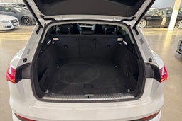 valkoinen Audi e-tron 2020 kuva 14.